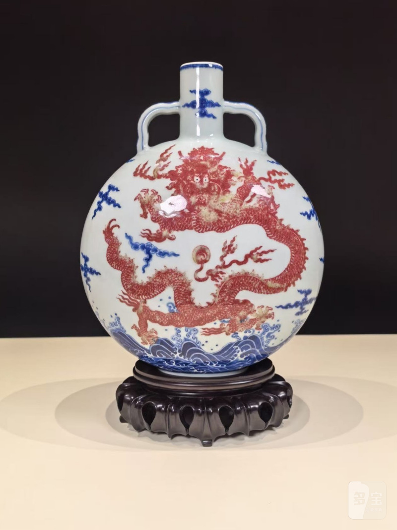清乾隆 青花釉里红龙纹抱月瓶 - 图5